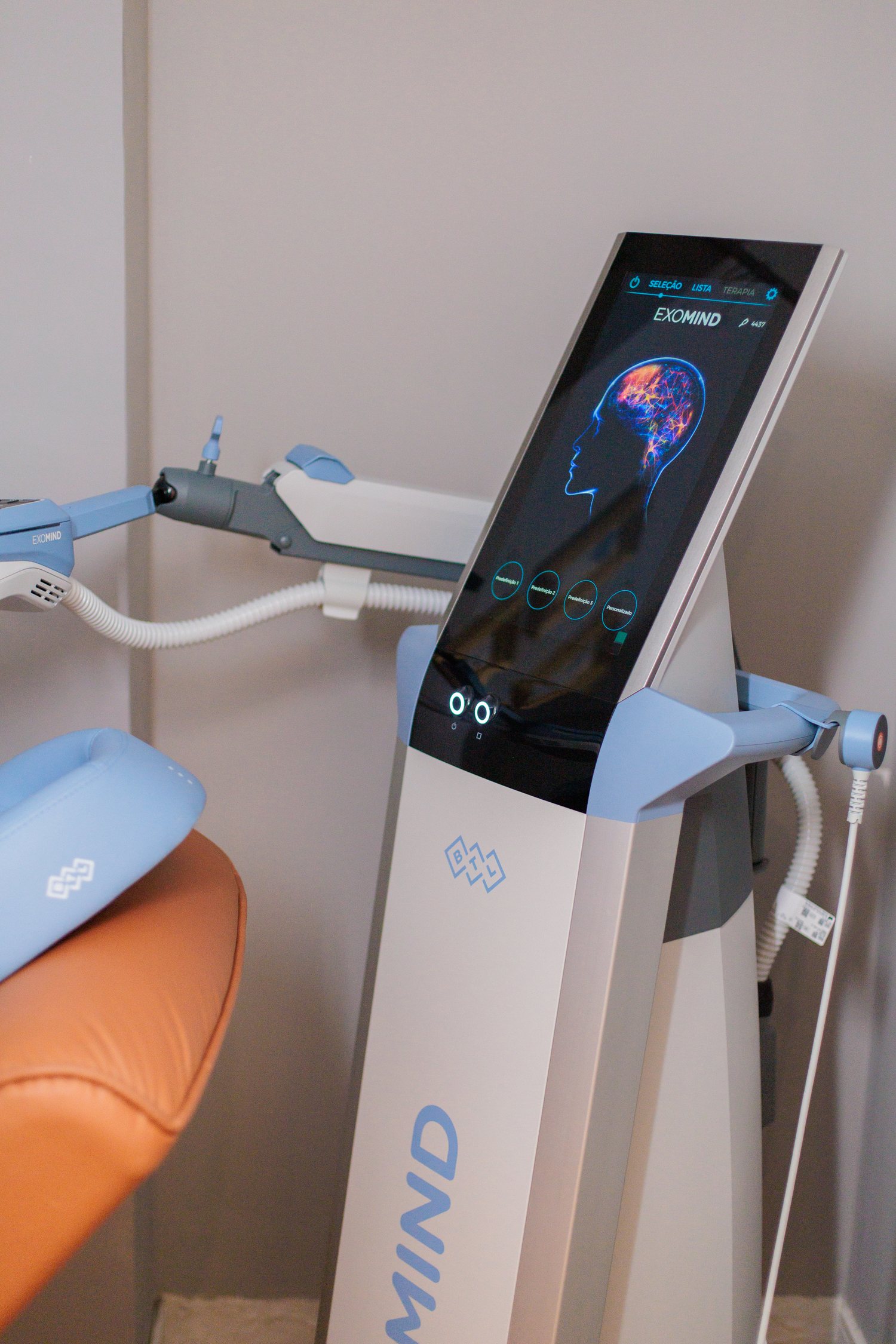 Equipamento Exomind utilizado para Estimulação Magnética Transcraniana no Instituto Animus